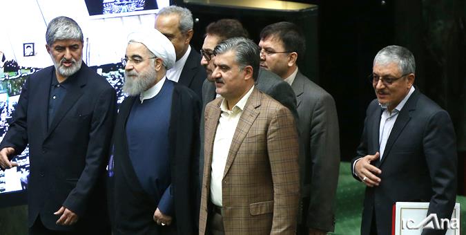 رئیس جمهور برای دفاع از وزرای پیشنهادی کابینه دولت دوازدهم وارد صحن علنی مجلس شد رئیس جمهور برای دفاع از وزرای پیشنهادی کابینه دولت دوازدهم وارد صحن علنی مجلس شد
